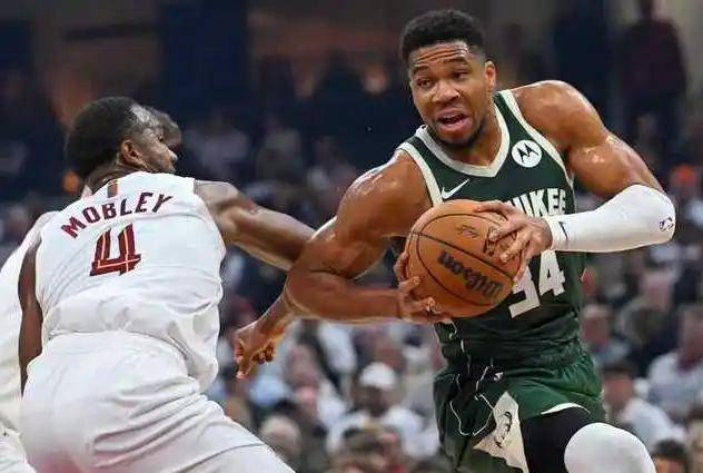 包含今晨密尔沃基雄鹿备战CBA常规赛，门线救险细节曝光，媒体盛赞，赛季目标并未改变的词条